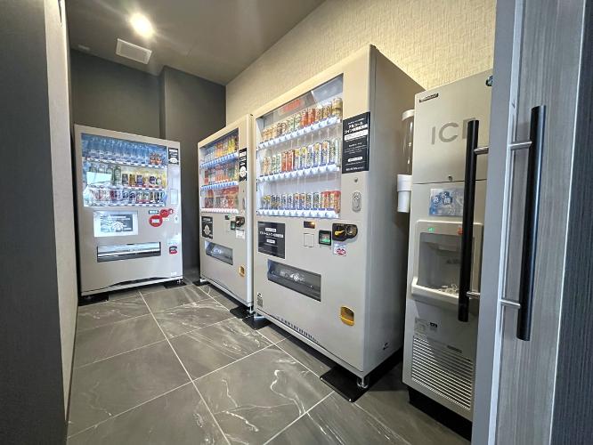 自動販売機（ソフトドリンク・アルコール）は1Fにございます。