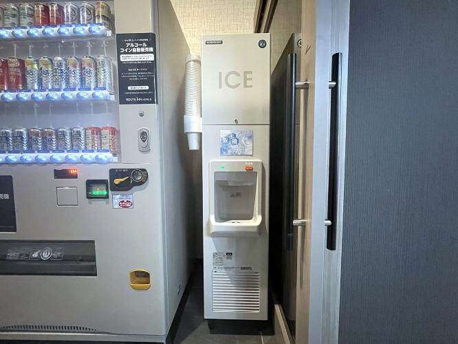 製氷機は１Fの自動販売機コーナー横に設置しております。