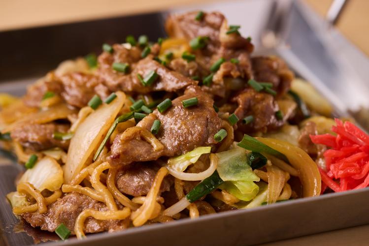 北海道の定番グルメ「ジンギスカン」と「焼きそば」をミックス