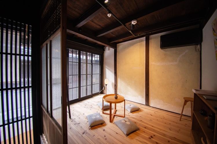 VMGプレミア・1003<BR>玄関から入ってすぐの部屋では、河原町通りを眺めながら一服できます。