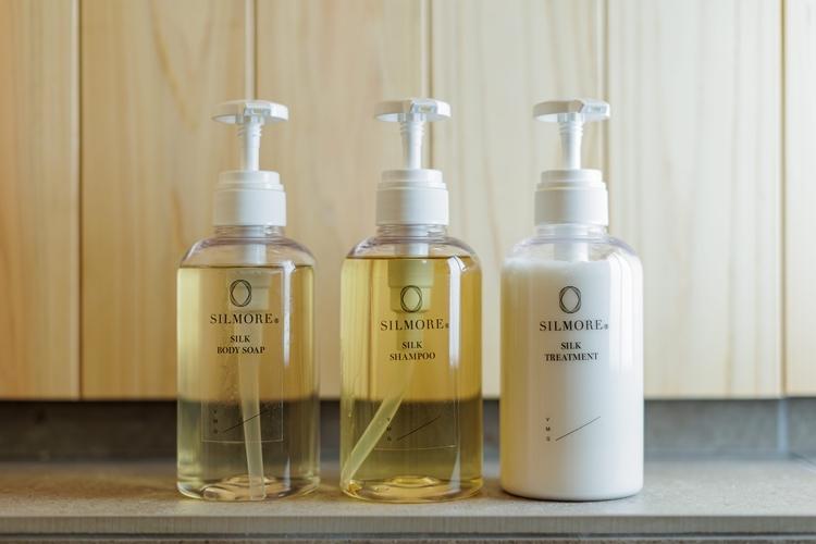 ボトルタイプアメニティ<BR>SILMORE（シルモア）は、希少な繭を使用した純国産天然シルク由来のスキンケアです。