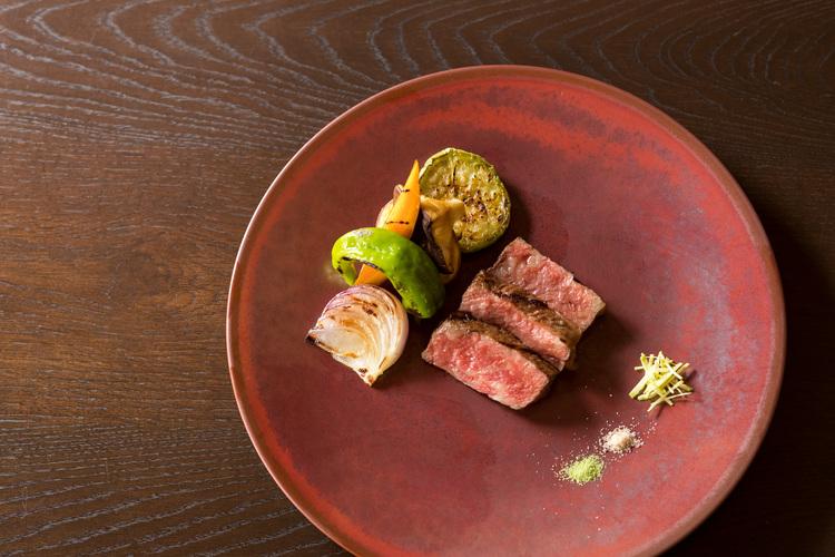 【ご夕食】「但馬牛」は神戸牛や近江牛のルーツ。牛本来の旨みを引き出してご提供します。