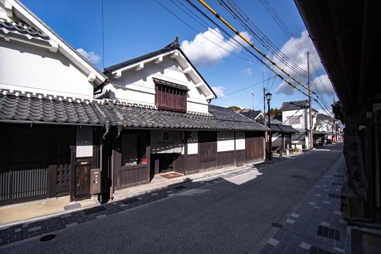 【外観・YOMENA棟】<BR>伝統的建造物群保存地区に指定されている河原町妻入商家群の入り口近くに位置する一棟貸しのYOMENA棟。