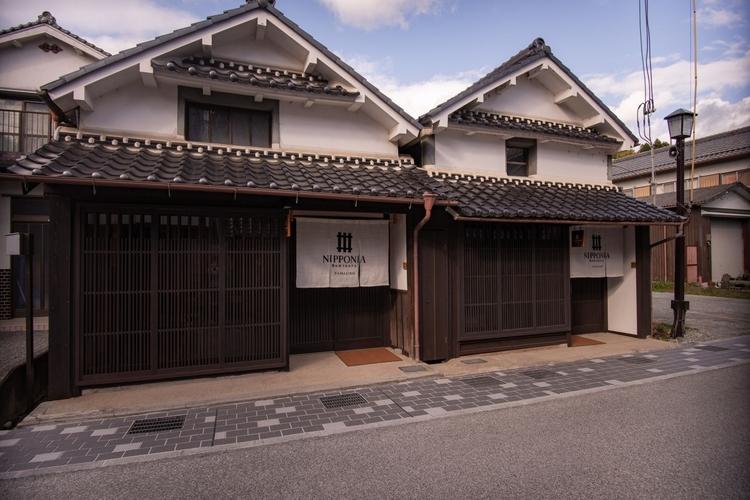【外観・YAMAZINO棟】<BR>重伝建地区の河原町に位置する客室棟。カフェや雑貨店が並ぶ町並みに散策に出かけたり、お部屋で時間を忘れて寛いだり、お好みのスタイルでご滞在をお愉しみください。