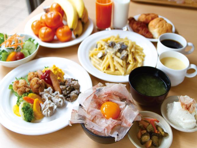 当館では朝の5時から9時30分（最終入店9時）にかけて和洋30種類以上の朝食ビュッフェを実施しております。