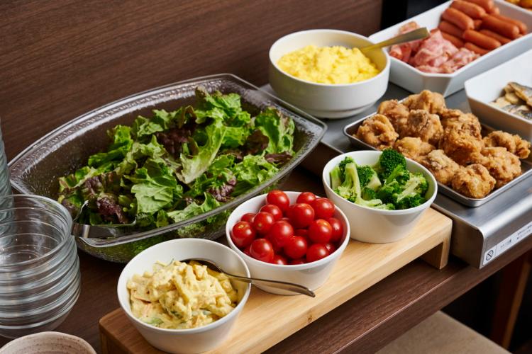 ビュッフェ形式の朝食<BR>1階レストラン「串カツ田中」