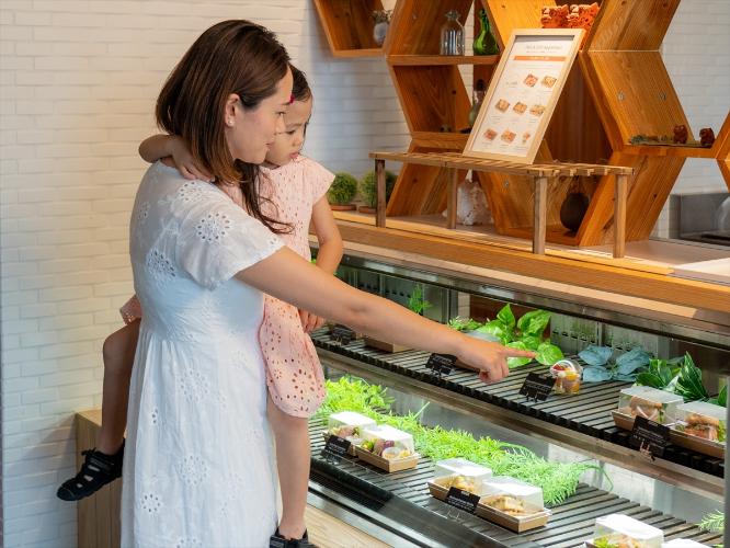 【Deli ＆ Cafe】お部屋やプールサイド等、お好みのスタイルでホテルステイをご満喫ください