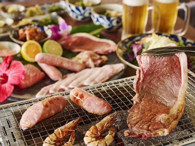 【周辺施設/沖縄炭火料理店 うむさんの庭】県産豚・和牛などを楽しめます（ホテルから徒歩約2分）