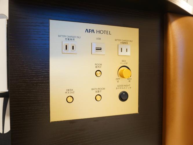 【全客室枕元集中コントローラーを設置】ベッドボードの集中コントローラーで、客室照明の入り切りやスマホの充電が可能です。