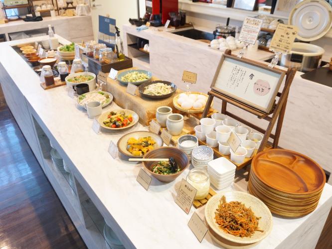 【朝食ビュッフェ】地元の名産品や旬の食材をふんだんに使用しています。　品数と内容にもご満足いただける、健康と美容にもよいシェフ自慢の朝食バイキングです。