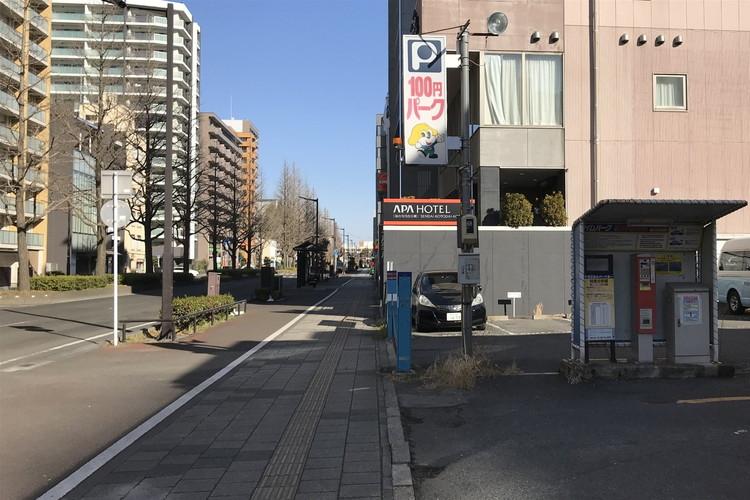 コインパーキングを通り過ぎて右手に当館がございます。