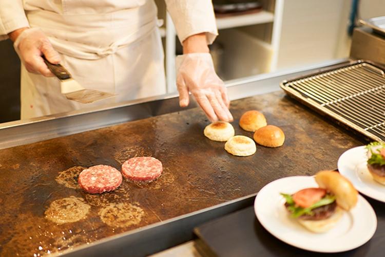 自家製ビーフバーガーは目の前でお作りします。