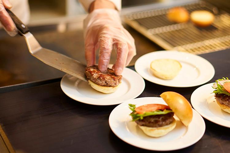 自家製ビーフバーガーは目の前でお作りします。