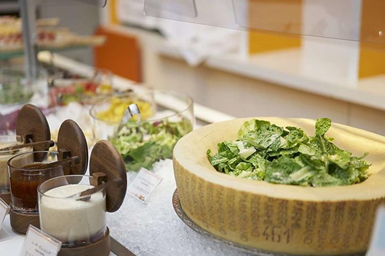 サラダやチーズ、ハムのご用意もございます
