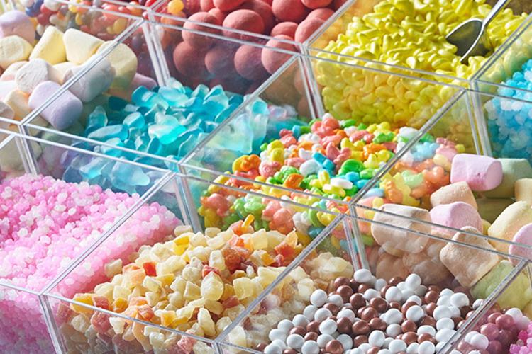 【ご宿泊者専用ラウンジ】カラフルなお菓子も無料！