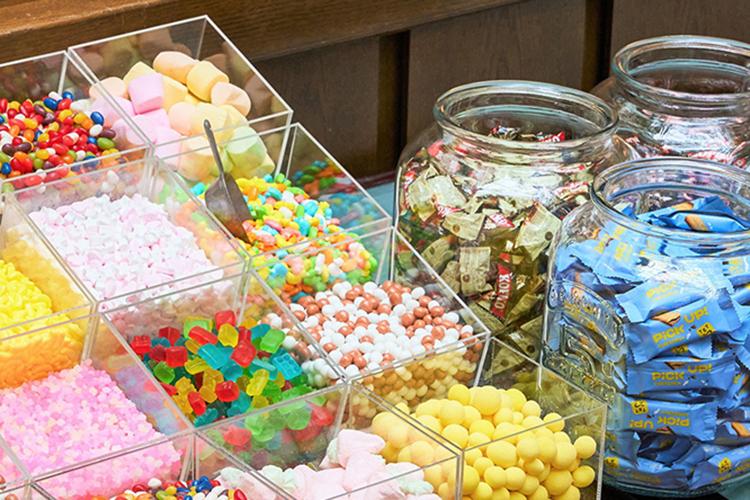 【ご宿泊者専用ラウンジ】カラフルなお菓子も無料！