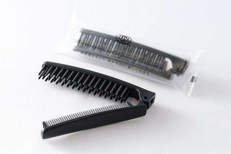 ブラシとコームの2WAYタイプのヘアブラシをご用意（環境に配慮したバイオマスを使用）。