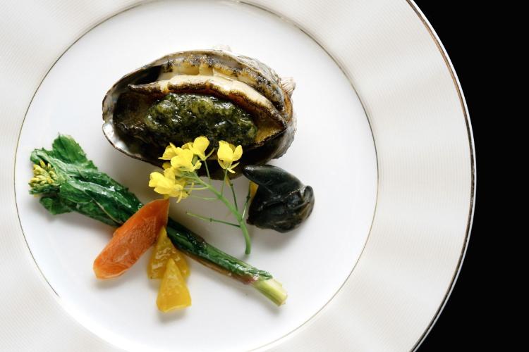 【料理イメージ】海の恵みアワビを贅沢に使った上質な魚料理