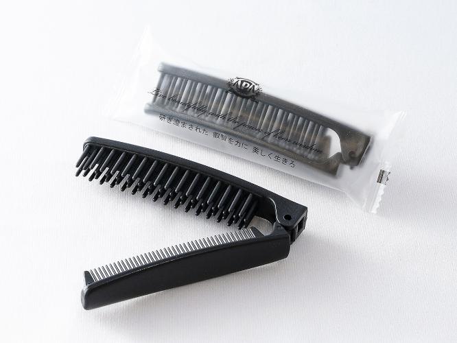 ブラシとコームの2WAYタイプのヘアブラシをご用意（環境に配慮したバイオマスを使用）。