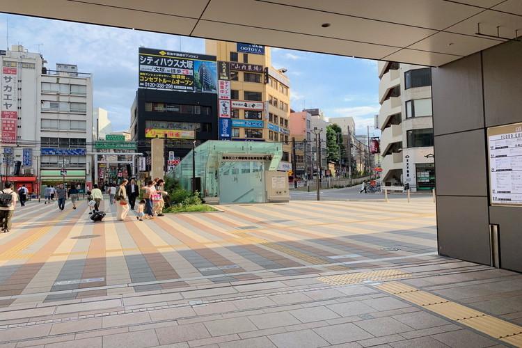 JR山手線大塚駅 南口より、徒歩3分の場所に位置する駅前立地です。