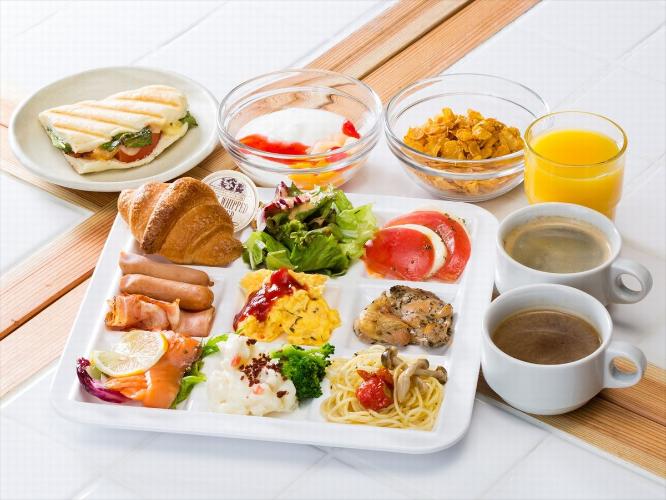 グリルチキンや定番のスクランブルエッグなどの洋食メニューをビュッフェスタイルでご提供いたします。