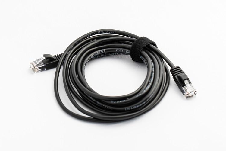 セキュリティに優れた有線LAN接続が可能。ケーブルはフロントにて貸出いたします。