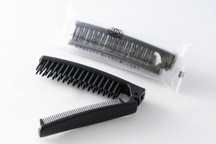 ブラシとコームの2WAYタイプのヘアブラシをご用意（環境に配慮したバイオマスを使用）。
