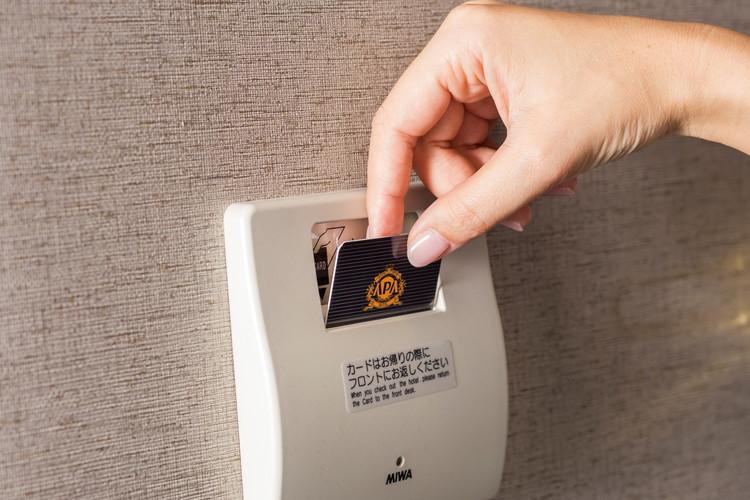 環境に配慮した省エネスイッチ（カードキーホルダー）を採用。キーを差し込むことで電気が点灯。