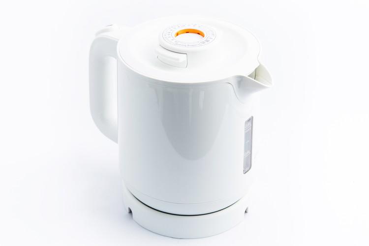 温かいお飲み物を飲めるように、電気ケトルをご用意。浴室のお水は飲料水ですのでご利用ください。