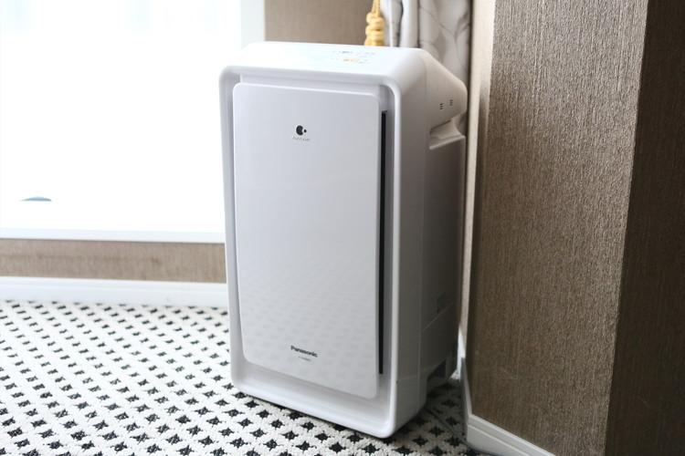 空気清浄機を貸し出しいたします。右手下部のトレイへ給水することで、加湿器としてもご利用頂けます。
