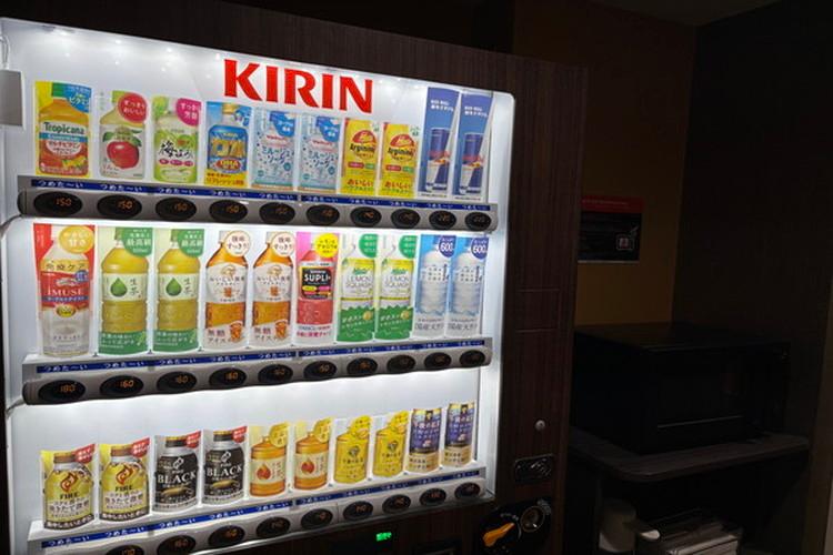 2階自動販売機・電子レンジ（自動販売機の商品は季節により変更があります）