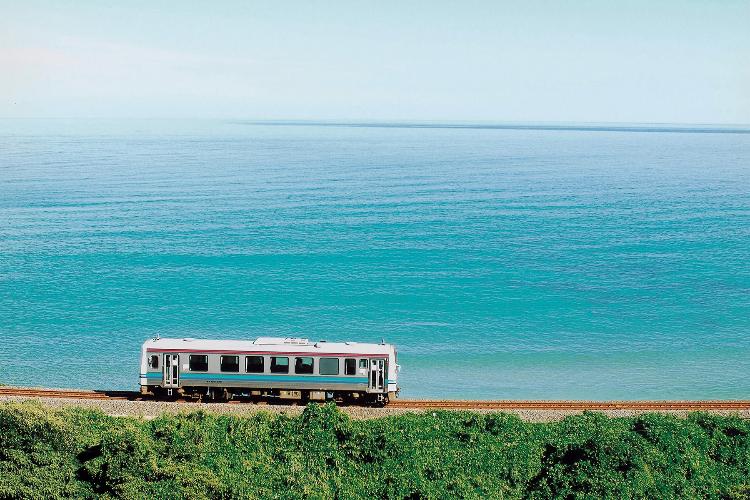 ■三隅の海と列車■道の駅ゆうひパーク三隅からの風景