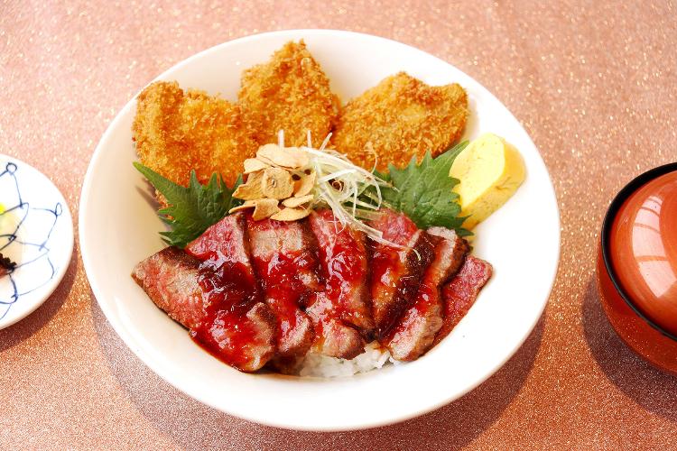 ■おろち丼■石見和牛ステーキと石見ポークカツ両方を味わえる