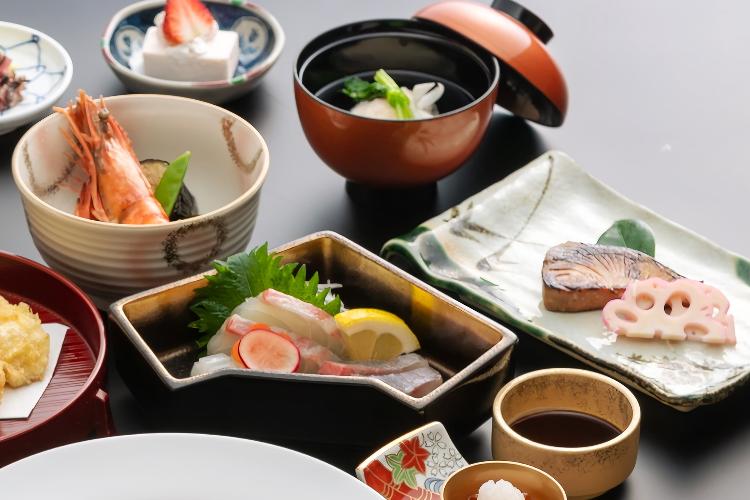 ■季節の懐石料理（ステーキ付）■季節によって内容が変わります