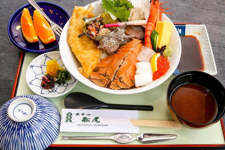 ■えびす丼一例■浜田港の名物海鮮丼で、地元の新鮮な魚介がたっぷりのったご当地グルメ