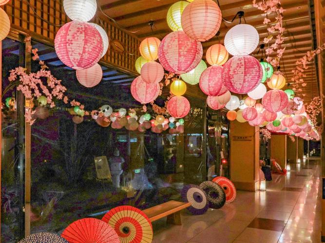 【夢小路】春は桜など、季節に合わせた模様の提灯でお出迎え