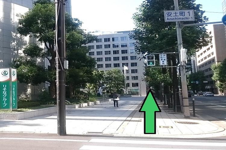 【矢印の方向へ道なりに進みます。】