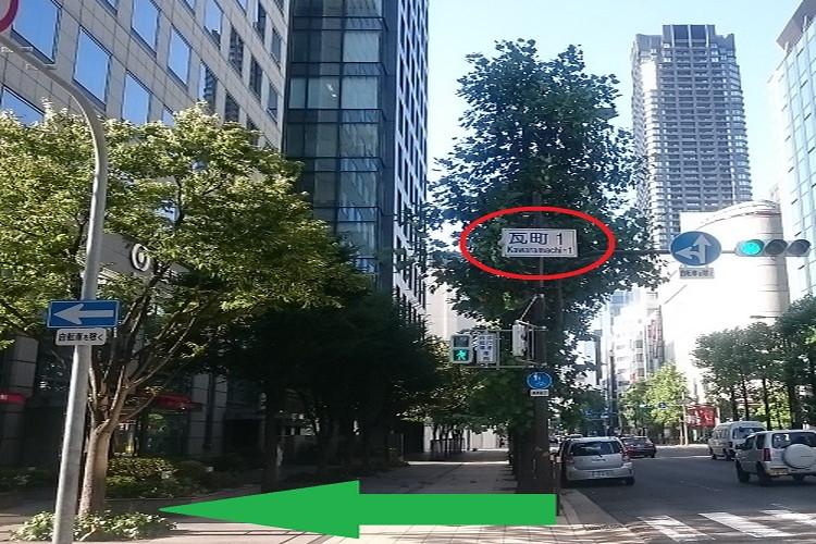 【左手にりそな銀行様が見えます。矢印の方向へ道なりに進みます。】