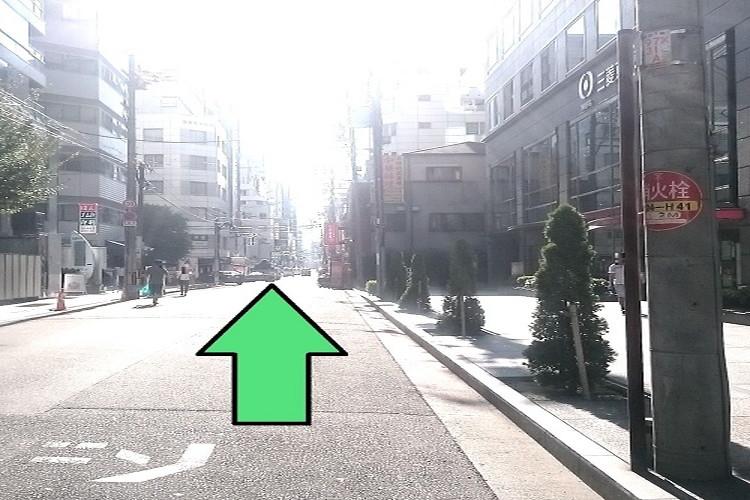 【矢印の方向へ道なりに進みます。】