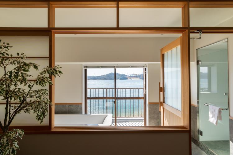来島海峡大橋を眺めながら、のんびりとバスタイムをお楽しみくだい（スーペリアツインA）