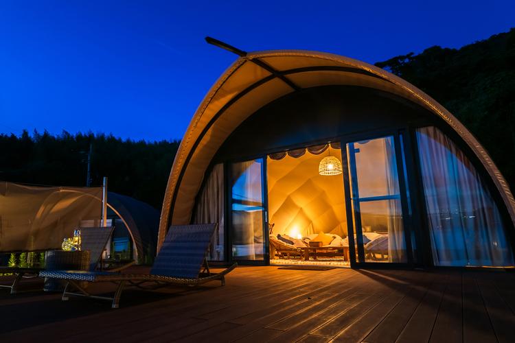 テントの灯りが夜に浮かびます（コクーンハウス）