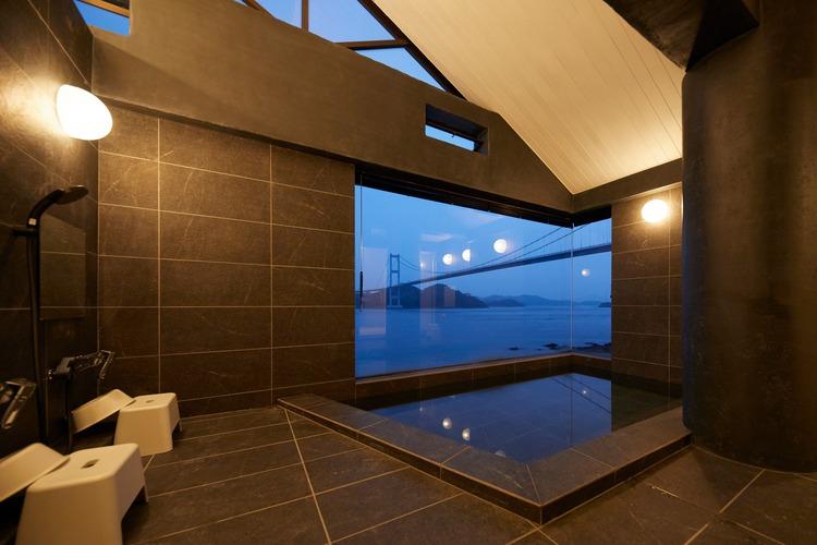 来島海峡大橋と瀬戸内の海が見えるホテル棟のお風呂