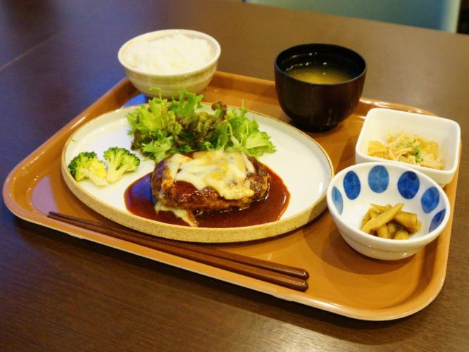【ディナータイム定食一例】チーズハンバーグ定食