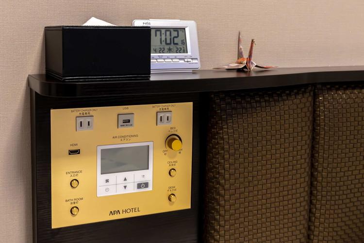 枕元集中コントローラー(照明・空調・電源)に、スマホの充電に便利なUSB(2.0)や、テレビに接続できるHDMI端子を搭載(WEB会議・TVゲーム等に活用)。 ※HDMIケーブルはご持参ください。貸出しはございません