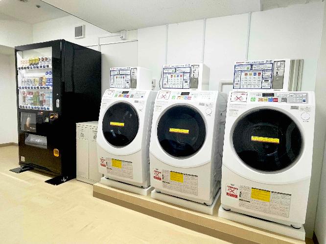 5階にコインランドリー・自動販売機を設置しています