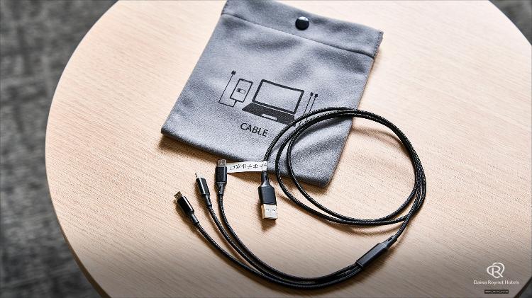 客室備品（マルチ充電器）