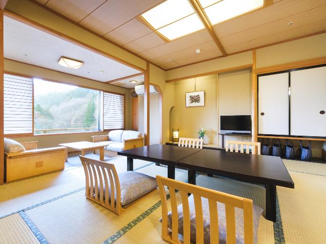 客室「花かんむり二間(禁煙) 」※お部屋が２つあり、窓からの景色もよく、お寛ぎいただけます