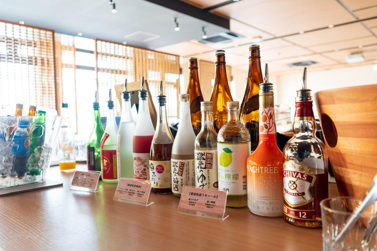地元の日本酒をはじめ多彩なお酒がずらりと並ぶバータイム