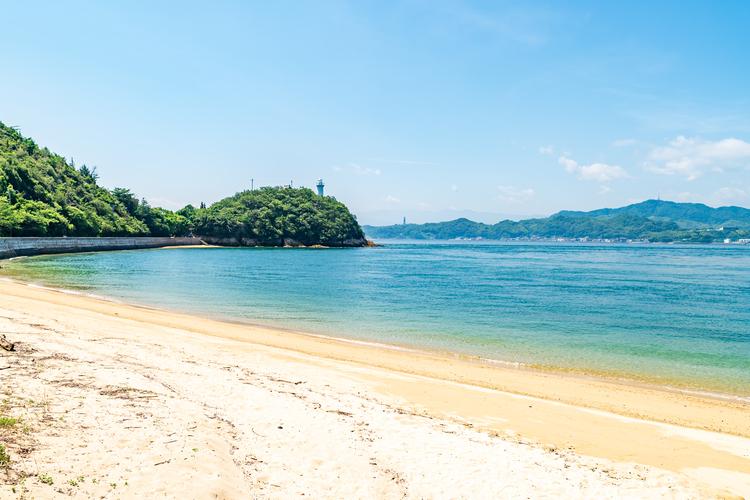 ホテル前の砂浜には美しいシーグラスが。お気に入りを見つけてください。