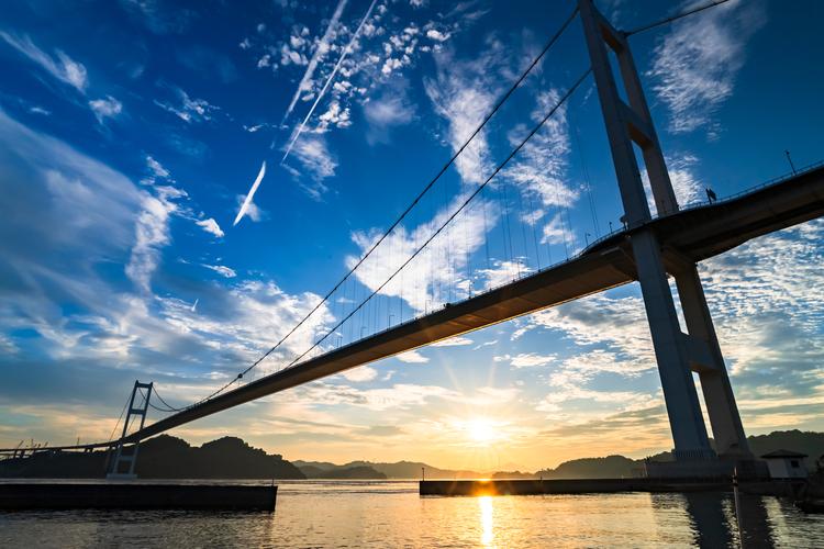 夕日に染まる来島海峡大橋